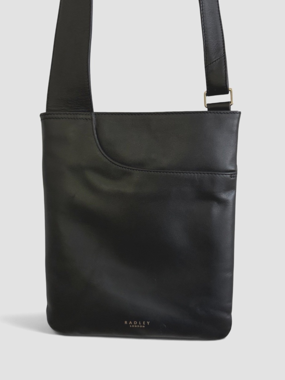 Radley London Pockets Black Leather Slim Crossbody Bag / Purse Scottie Dog Charm - Picture 2 of 12